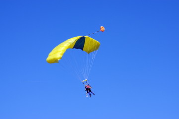 parapente biplace dans le ciel de savoie