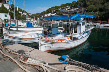 Fototapeta na wymiar Barcos en el puerto pesquero de Cala Figuera, isla de Mallorca, España