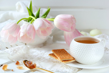 Fototapeta na wymiar cup of tea, biscuits and caramel sugar