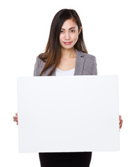 Naklejka premium Asian businesswoman show with the white paper