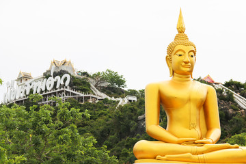 Obraz premium Buddha statue and the moutain background as horizontal