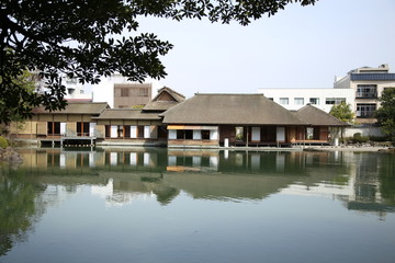 池に映る建物