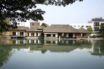 Fototapeta premium 池に映る建物