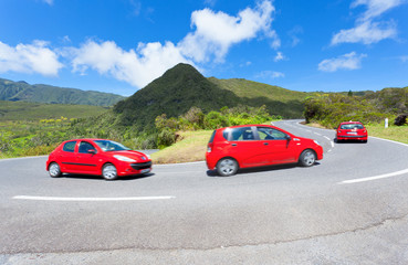 voitures rouges sur route des Plaines, île de la Réunion