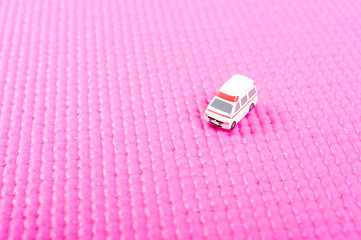 ピンクの背景と救急車