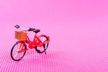 ピンクの背景と赤い自転車