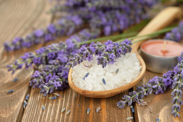 Obraz na płótnie Canvas Sea salt with lavender