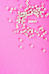 アルファベットの文字 LIFE ピンクの背景