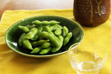 Edamame which is boiled and sake