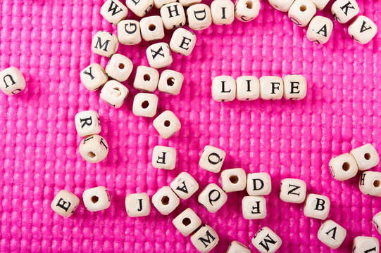 アルファベットの文字 LIFE ピンクの背景