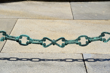 Eiserne verzierte Absperrkette