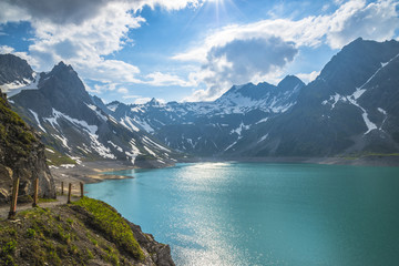 Les Alpes avec le lac Lüner