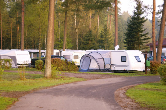 Campingplatz mit Wohnwagen und Zelt