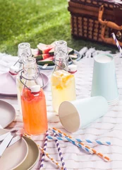 Zelfklevend Fotobehang Verse zelfgemaakte fruitsapmix voor een picknick © exclusive-design