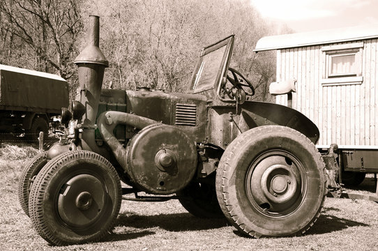 Alter Traktor auf Schwarzweißbild