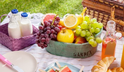  Flessen verse melk, sap en fruit bij een picknick © exclusive-design