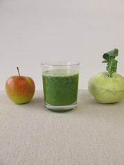 Grüner Smoothie mit Apfel und Kohlrabi