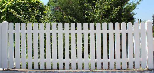 Weißer Staketenzaun im Kleinstadtidyll © Isabelle de Silésie