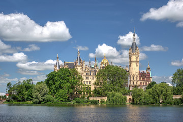 Schlossinsel Schwerin unter Schönwetterwolken