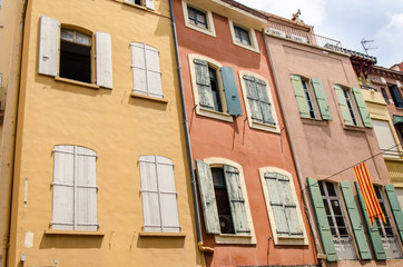 Fototapeta na wymiar Häuser Fassaden in der Altstadt von Perpignan