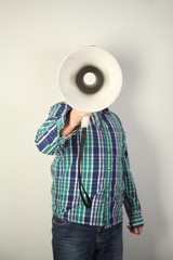Junge mit Megaphone