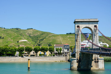 Passerelle Marc-Seguin sur fond de coteaux