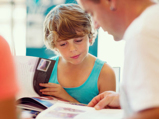 Fototapeta premium Family in library