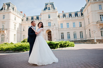 Obraz premium wedding couple on background of great historical palace