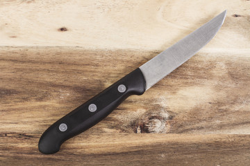 Cuchillo sobre tabla de madera rústica