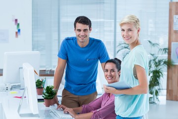 Obraz premium Three casual colleagues using computer