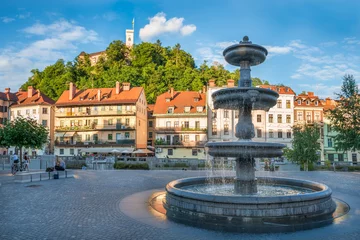 Crédence de douche en verre acrylique avec photo Fontaine Panorama de Ljubljana, fontaine et château, Slovénie, Europe. Paysage urbain de la capitale slovène Ljubljana.