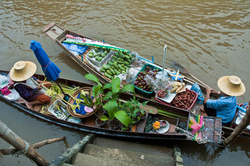 Fototapeta na wymiar floating martket in Thailand
