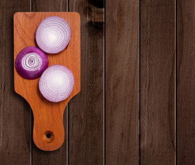 Fototapeta premium Red Onion Slices on wooden board