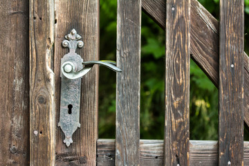 Holzgatter mit Türschnalle