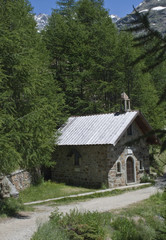 La chiesetta alpina immersa nel verde