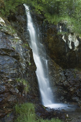 Fototapeta na wymiar Cristallini ricami d'acqua creati dal torrente alpino.