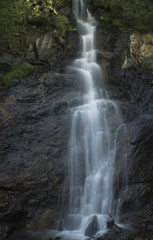 Fototapeta na wymiar Cristallini ricami d'acqua creati dal torrente alpino.