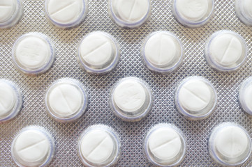 Makroaufnahme von wei&szlig;en Filmtabletten im Blister