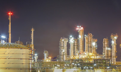 Obraz premium Night scene of refinery factory