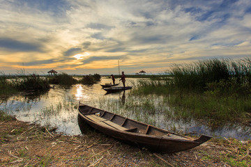 Obraz premium Fisherman in lotus lake at khao sam roi yot national park, Thailand