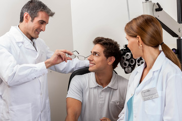 Obraz premium Doctors showing the glasses