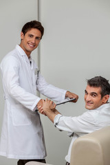 Obraz premium Ophthalmologist meeting the patient