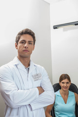 Obraz premium Ophthalmologist looking at camera