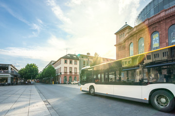 Linienbus in der Innenstadt  - obrazy, fototapety, plakaty