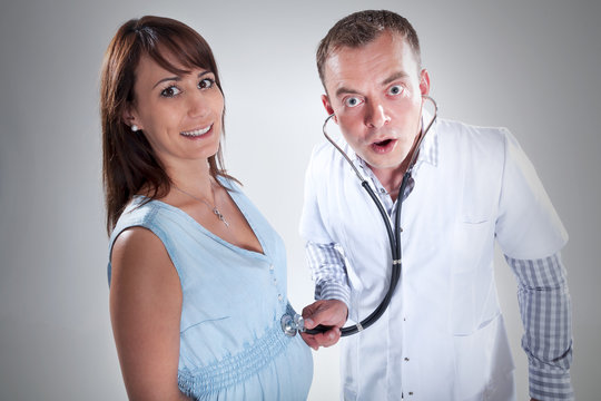 Schwangere Frau mit Arzt und Stethoskop witzig Porträt