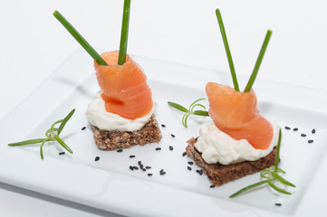 Pinchos de salmón ahumado con queso