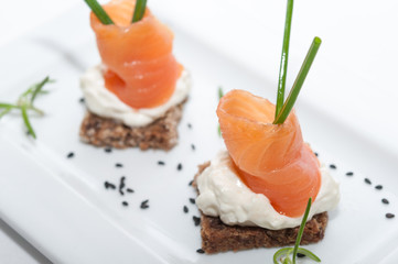 Pinchos de salmón ahumado con queso