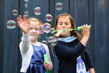 Mädchen spielen mit Seifenblasen