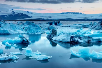 Keuken foto achterwand Gletsjers De Jokulsarlon-gletsjerlagune in IJsland tijdens een heldere zomernacht