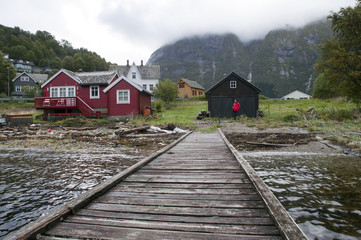 Fototapeta na wymiar red house Norway, Geiranger fjord